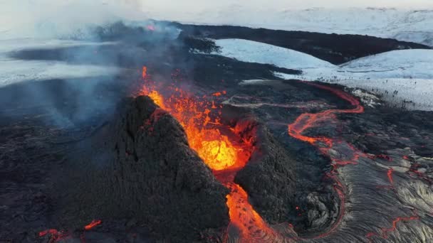 Wideo lotnicze 4K Drone z erupcji wulkanicznej Islandii 2021. Wulkan Fagradalsfjall znajduje się w dolinie Geldingadalir niedaleko Grindaviku i Reykjaviku. Gorąca lawa i magma wychodzące z krateru — Wideo stockowe