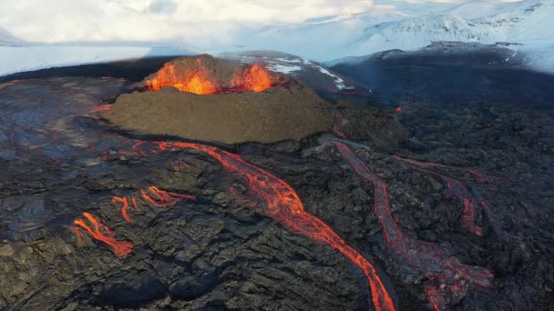Беспилотное видео извержения исландского вулкана 2021 года в формате 4K. Вулкан Фаградальсфьолл расположен в долине Гельдингадалир, недалеко от Гриндавика и Рейкьявика. Горячая лава и магма выходят из кратера — стоковое видео