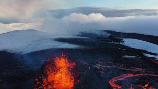 İzlanda Volkanik Patlaması 'nın 4K insansız hava aracı videosu 2021. Fagradalsfjall volkanı, Grindavik ve Reykjavik yakınlarındaki Geldingadalir vadisinde yer almaktadır. Sıcak lav ve magma kraterden çıkıyor. — Stok video
