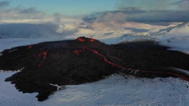 Wideo lotnicze 4K Drone z erupcji wulkanicznej Islandii 2021. Wulkan Fagradalsfjall znajduje się w dolinie Geldingadalir niedaleko Grindaviku i Reykjaviku. Gorąca lawa i magma wychodzące z krateru — Wideo stockowe