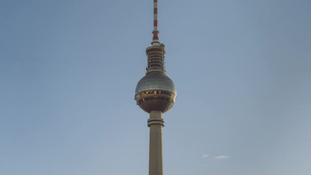 Βερολίνο timelapse clip κλείσιμο του πύργου τηλεόρασης σε μια ηλιόλουστη μέρα με μπλε ουρανό και σύννεφα. Λήξη του χρόνου της περιοχής του Alexanderplatz mitte στο Βερολίνο, Γερμανία. Βίντεο σε 4K. — Αρχείο Βίντεο