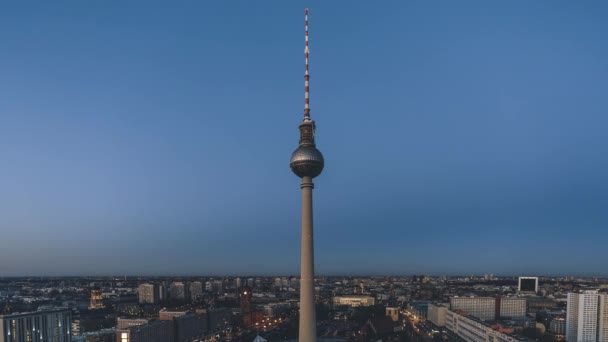 Berliński dron powietrzny Timelapse wschód słońca zachód słońca 4k Wideo z wieży telewizyjnej i centrum Mitte. Od nocy do dnia. Czas upływ Berlina z Alexanderplatz i piękne światła miasta. — Wideo stockowe