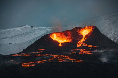 2021 İzlanda Volkanik Patlaması. Fagradalsfjall volkanı, Grindavik ve Reykjavik yakınlarındaki Geldingadalir vadisinde yer almaktadır. Sıcak lav ve magma kraterden çıkıyor..