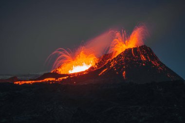 2021 İzlanda Volkanik Patlaması. Fagradalsfjall volkanı, Grindavik ve Reykjavik yakınlarındaki Geldingadalir vadisinde yer almaktadır. Sıcak lav ve magma kraterden çıkıyor..