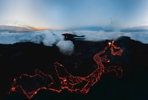 2021 İzlanda Volkanik Patlaması. Fagradalsfjall volkanı, Grindavik ve Reykjavik yakınlarındaki Geldingadalir vadisinde yer almaktadır. Sıcak lav ve magma kraterden çıkıyor.. — Stok fotoğraf