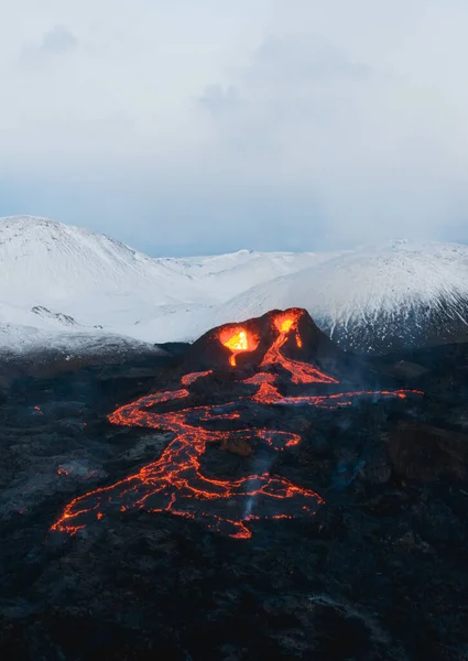 Исландское вулканическое извержение 2021 года. Вулкан Фаградальсфьолл расположен в долине Гельдингадалир, недалеко от Гриндавика и Рейкьявика. Горячая лава и магма выходят из кратера. — стоковое фото