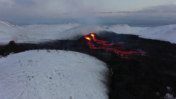 4K Drone aerial video of Iceland Volcanic eruption 2021. The volcano Fagradalsfjall is located in the valley Geldingadalir close to Grindavik and Reykjavik. Hot lava and magma coming out of the crater — Stock Video