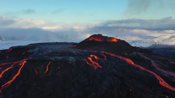 4Kドローン航空ビデオのアイスランド火山噴火2021 。ファグラダールフィヨール火山は、グリンダヴィクとレイキャヴィークに近いゲリンダダール渓谷に位置しています。火口から出てくる熱い溶岩とマグマ — ストック動画