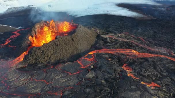 4Kドローン航空ビデオのアイスランド火山噴火2021 。ファグラダールフィヨール火山は、グリンダヴィクとレイキャヴィークに近いゲリンダダール渓谷に位置しています。火口から出てくる熱い溶岩とマグマ — ストック動画