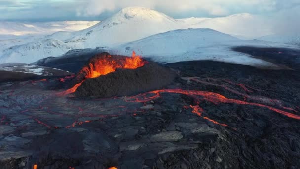 4K Drone video aéreo de la erupción volcánica de Islandia 2021. El volcán Fagradalsfjall se encuentra en el valle Geldingadalir cerca de Grindavik y Reykjavik. lava caliente y magma saliendo del cráter — Vídeos de Stock