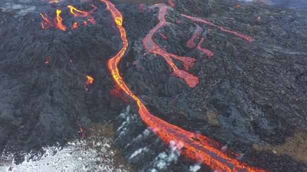 4K Drone antenn video av Island vulkanutbrott 2021. Vulkanen Fagradalsfjall ligger i dalen Geldingadalir nära Grindavik och Reykjavik. Varm lava och magma kommer ut ur kratern — Stockvideo