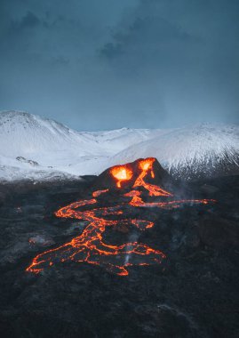 2021 İzlanda Volkanik Patlaması. Fagradalsfjall volkanı, Grindavik ve Reykjavik yakınlarındaki Geldingadalir vadisinde yer almaktadır. Sıcak lav ve magma kraterden çıkıyor..