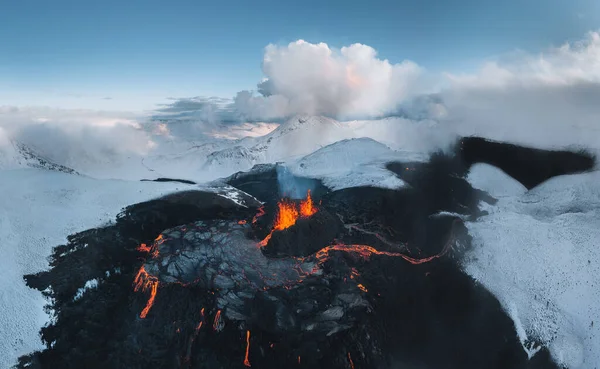 アイスランド火山噴火2021 。ファグラダールフィヨール火山は、グリンダヴィクとレイキャヴィークに近いゲリンダダール渓谷に位置しています。火口から出てくる熱い溶岩とマグマ. — ストック写真