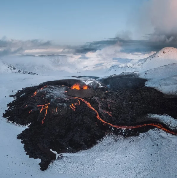 Island Vulkanutbrott 2021. Vulkanen Fagradalsfjall ligger i dalen Geldingadalir nära Grindavik och Reykjavik. Varm lava och magma kommer ut ur kratern. — Stockfoto