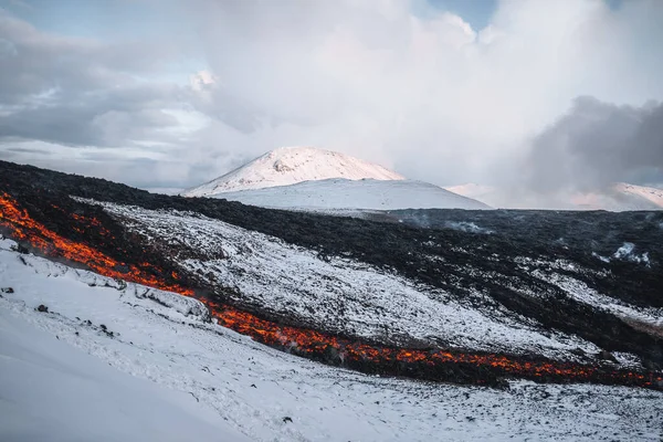 Izlandi vulkánkitörés 2021. A Fagradalsfjall vulkán a Geldingadalir völgyben található, Grindavik és Reykjavik közelében. Forró láva és magma jön ki a kráterből.. — Stock Fotó