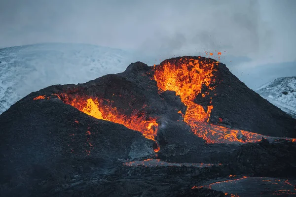 アイスランド火山噴火2021 。ファグラダールフィヨール火山は、グリンダヴィクとレイキャヴィークに近いゲリンダダール渓谷に位置しています。火口から出てくる熱い溶岩とマグマ. — ストック写真