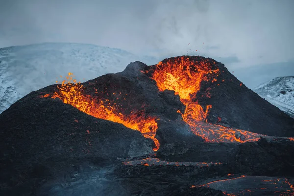 Island Vulkanutbrott 2021. Vulkanen Fagradalsfjall ligger i dalen Geldingadalir nära Grindavik och Reykjavik. Varm lava och magma kommer ut ur kratern. — Stockfoto