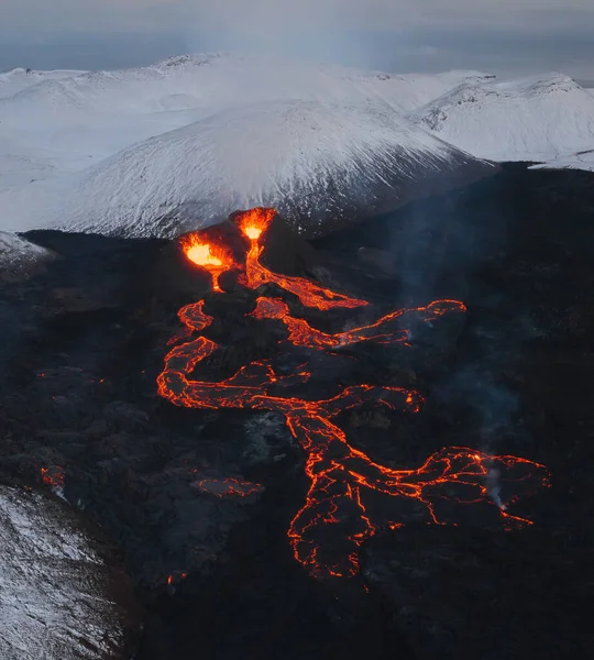 アイスランド火山噴火2021 。ファグラダールフィヨール火山は、グリンダヴィクとレイキャヴィークに近いゲリンダダール渓谷に位置しています。火口から出てくる熱い溶岩とマグマ. — ストック写真