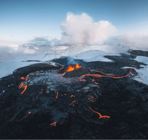 Ісландське вулканічне виверження 2021 року. Вулкан Fagradalsfjall розташований в долині Geldingadalir недалеко від міста Гріндавік і Рейк'явік. Гаряча лава і магма виходять з кратера.. — стокове фото