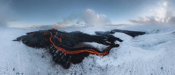 2021年冰岛火山爆发。Fagradalsfjall火山位于Grindavik和Reykjavik附近的Geldingadalir山谷。从火山口喷出的热熔岩和岩浆. — 图库照片