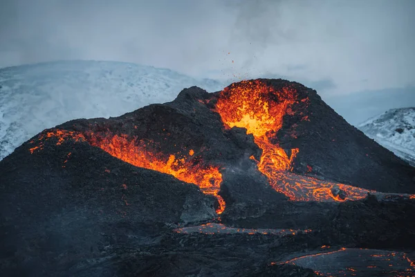 Island sopečná erupce2021. Sopka Fagradalsfjall se nachází v údolí Geldingadalir v blízkosti Grindavik a Reykjavik. Horká láva a magma vycházející z kráteru. — Stock fotografie