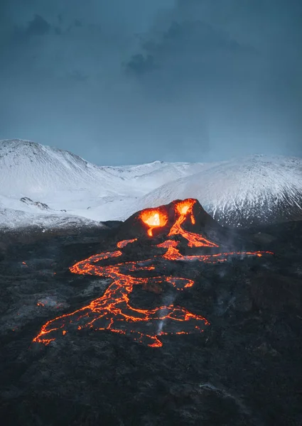 Island Vulkanutbrott 2021. Vulkanen Fagradalsfjall ligger i dalen Geldingadalir nära Grindavik och Reykjavik. Varm lava och magma kommer ut ur kratern. — Stockfoto