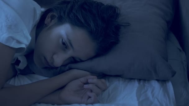 Ritratto di un'adolescente che soffre di insonnia sdraiata a letto la notte — Video Stock