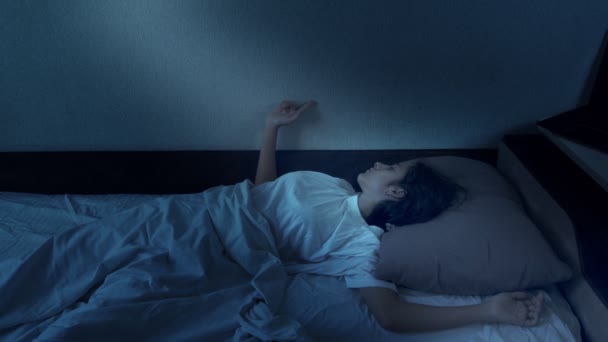 Ritratto di un'adolescente che soffre di insonnia sdraiata a letto la notte — Video Stock