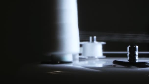 Dettaglio. il filo della bobina è avvolto sulla bobina sulla macchina da cucire — Video Stock