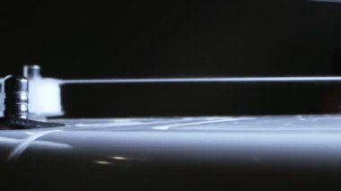  Ayrıntı. Makaradaki iplik dikiş makinesindeki bobbin üzerinde.