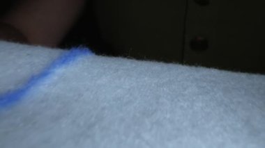 Süper yakın plan, detaylar. Dikiş makinesinde dikiş işlemi, zigzag dikiş