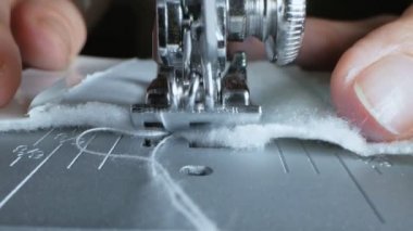 Süper yakın plan, detaylar. Dikiş makinesinde dikiş işlemi, zigzag dikiş