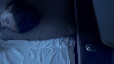 Genç kız gece yatakta yatarken akıllı telefon kullanıyor.