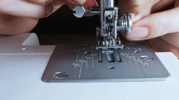 Extreem close-up, gedetailleerd. ijzeren naald van elektrische naaimachine — Stockvideo