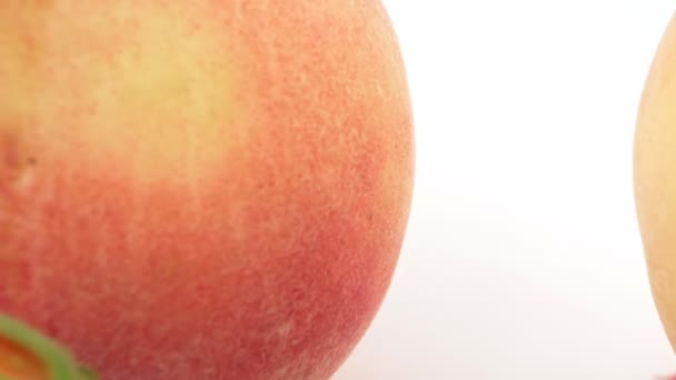 非常に詳しい話です。白い背景に熟した桃とイチゴ — ストック動画