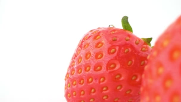 Extrémně detailní, detailní. zralé jahody na bílém pozadí — Stock video