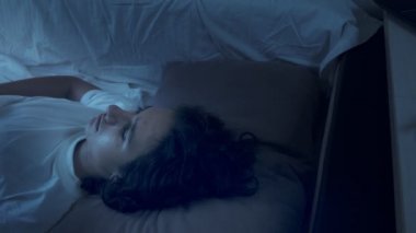 Genç çocuk uykusuzluktan muzdarip. Geceleri yatakta yatıyor.