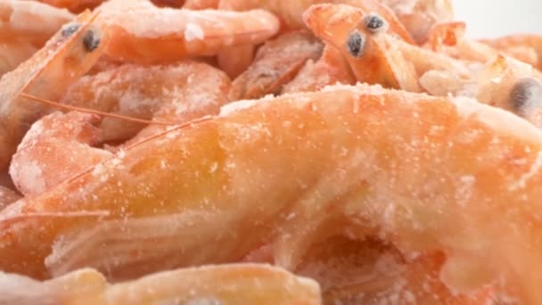 特写特写，细节。冰冻煮熟的虎虾，白色背景隔离 — 图库视频影像