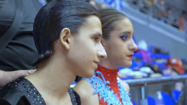 Портрет. пара артистов бальных танцев ждут результатов конкурса — стоковое видео