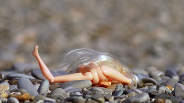 Porzucona mała lalka na kamieniach. przestrzeń kopiowania — Wideo stockowe