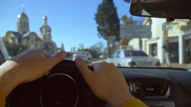 Close-up van een hand op het stuur. passeren van de kerk — Stockvideo
