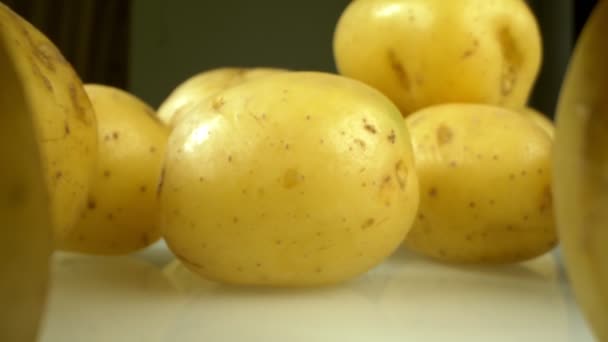 Extremo close-up, detalhado. lotes de batatas brancas na mesa — Vídeo de Stock