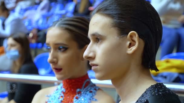 Retrato. casal de dançarinos de salão à espera dos resultados da competição — Vídeo de Stock