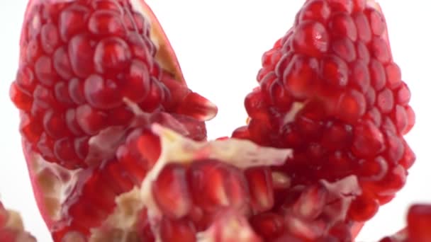 Gedetailleerde onthulde granaatappel met rijpe zaden geïsoleerde witte achtergrond — Stockvideo