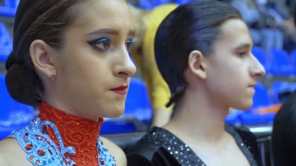 Retrato. casal de dançarinos de salão à espera dos resultados da competição — Vídeo de Stock