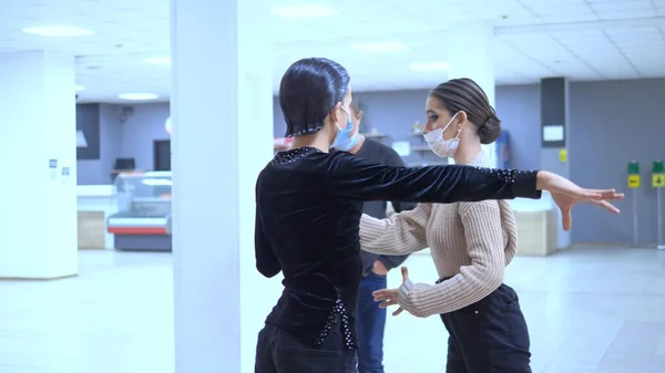 Bailarinos de salão usando máscaras médicas ensaiam antes da apresentação. vívido 19 — Fotografia de Stock