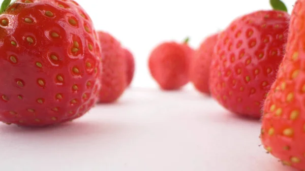 Extremt närbild, detaljerad. mogna jordgubbar på vit bakgrund — Stockfoto