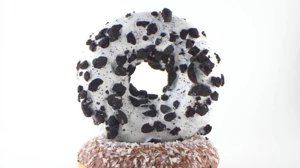 Close-up, detalhado. donut com glacê branco e pedaços de chocolate. Fundo branco — Fotografia de Stock