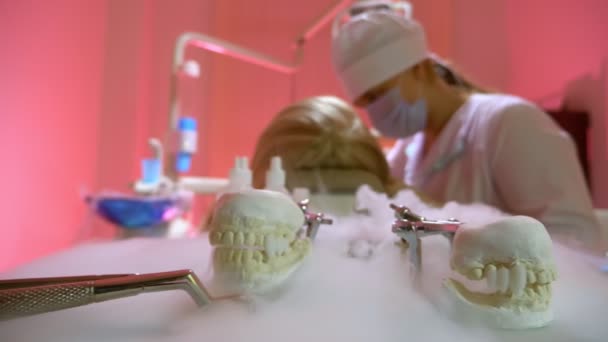 Fundal neclară. instrumente stomatologice în fum pe fundalul unui dentist de lucru — Videoclip de stoc