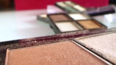 Son derece yakın plan, detaylı. Kullanılmış kozmetik içeren palet